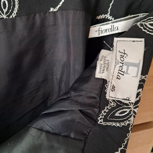 Γυναικεία φούστα μαύρη με λευκό κέντημα σαν καινούργιο, μέγεθος M
