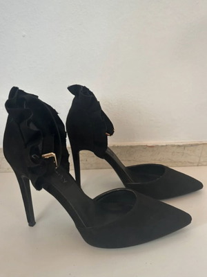 Black Celebrity Suede Stiletto Pumps with Ruffles like new, size 38