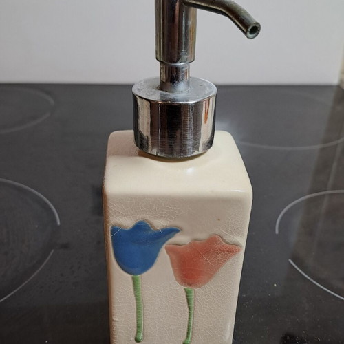 Bathroom accessory set like new with ceramic items and wall sticker