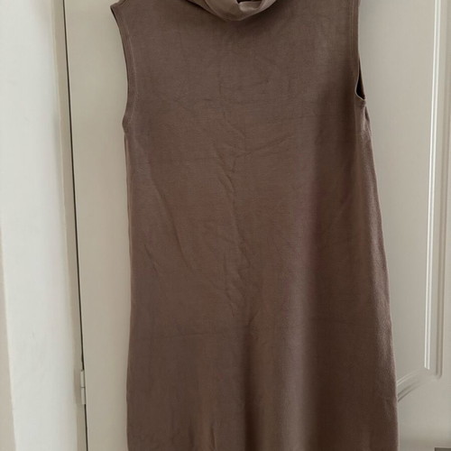 Sleeveless dress with turtleneck and brown belt used