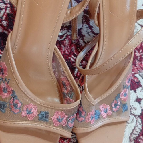 Sandal size 39 like new, ankle strap, slight damage
