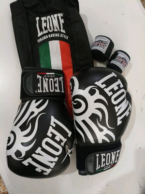 Boxing gloves Like new, size 14 with bandages