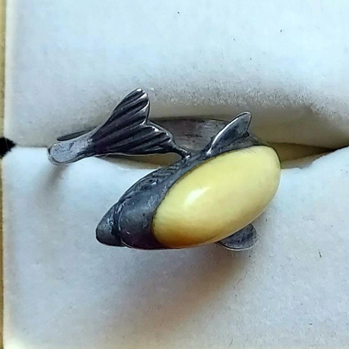 Vintage dolphin-shaped ring with yellow amber stone like new