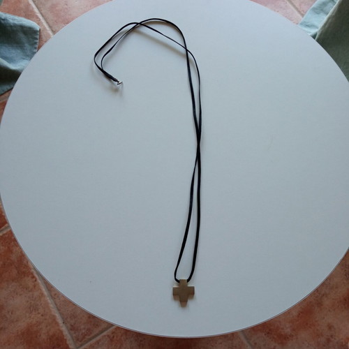 Silver cross with cord like new