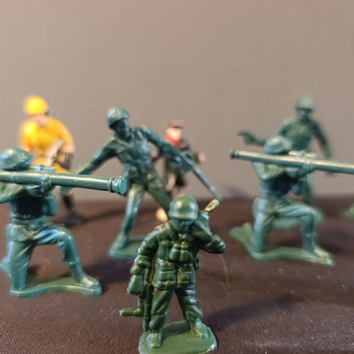 Vintage plastic army men and figures set of 13 pieces, like new
