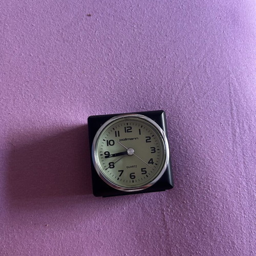 Battery-powered bedside alarm clock like new, analog