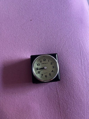 Battery-powered bedside alarm clock like new, analog