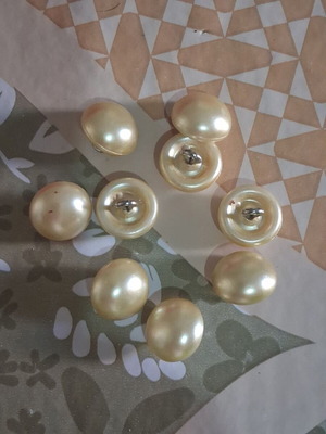 Buttons used, set of 9 in very good condition