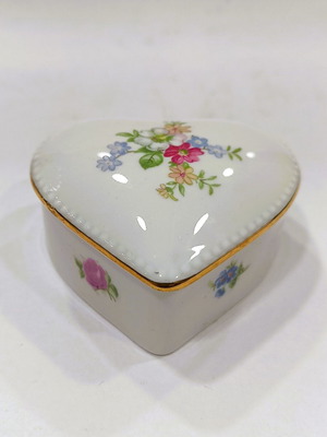 Vintage porcelain heart-shaped jewelry box like new, GDR Floral & Gold