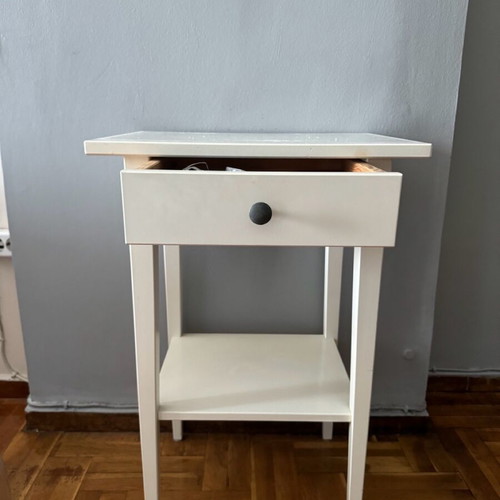 Decorative coffee table like new with drawer and shelf