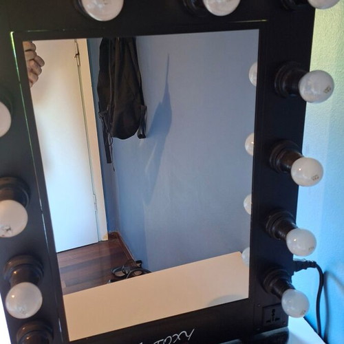 Makeup mirror with 12 lamps like new