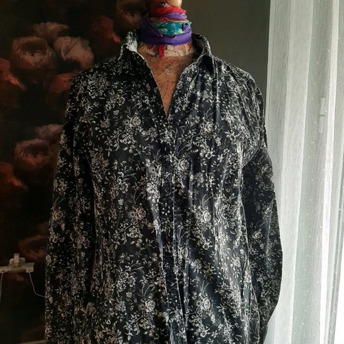 Women's shirt used in excellent condition with long sleeves, size S