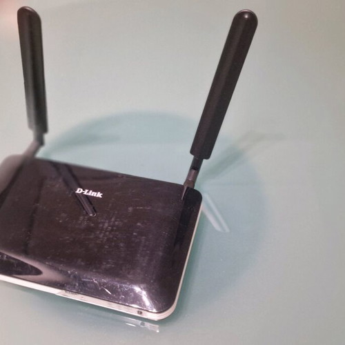D-Link DWR-921 4G LTE Router like new