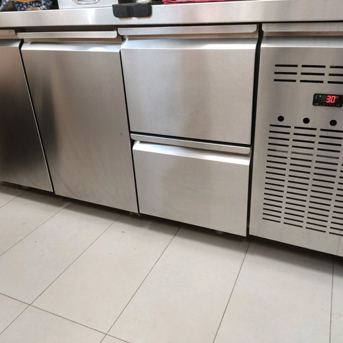 Professional refrigerator like new with two large drawers and double door