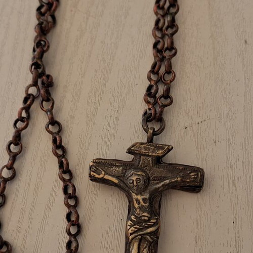 Cross pendant with octagonal chain, Artekko