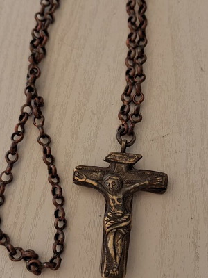 Cross pendant with octagonal chain, Artekko