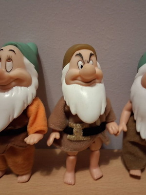 Disney συλλεκτικές φιγούρες νάνων από τη Χιονάτη με ελλείψεις στα ρουχαλάκια