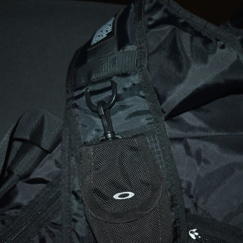 Oakley sling bag like new, black