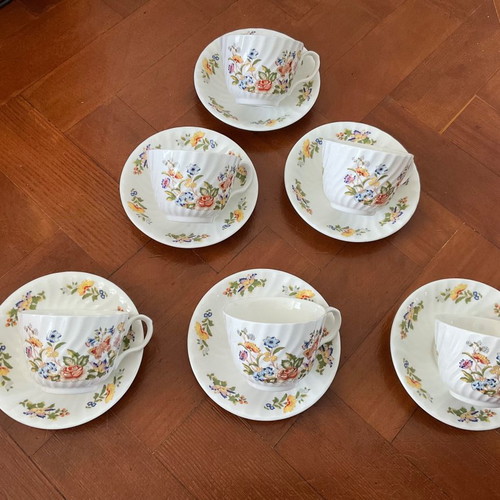 Aynsley Cottage Garden tea set 12 pcs bone china like new