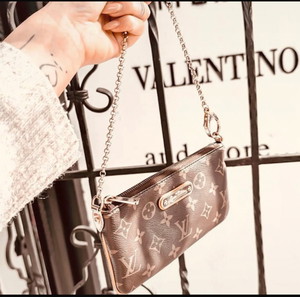 Πωλείται τσαντάκι Louis Vuitton
