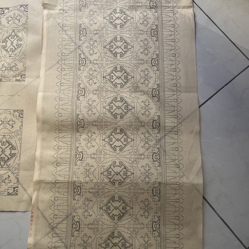 Stamped embroidery design set for table runner with 2 napkins new
