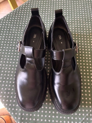 Zara shoe with buckle and lug sole like new, black size 40