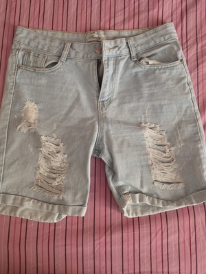 Jean Bermuda shorts like new, ripped, size medium, blue