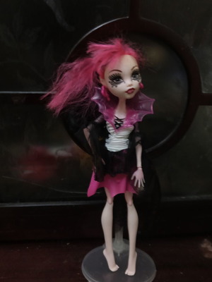Monster High Draculaura Ghoul Rules doll like new with customized arm