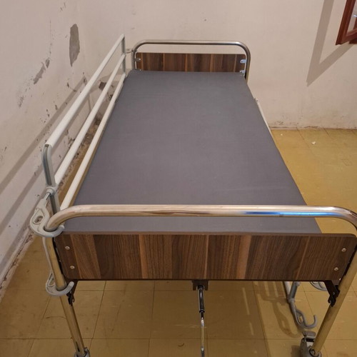 Hospital bed like new with mattress