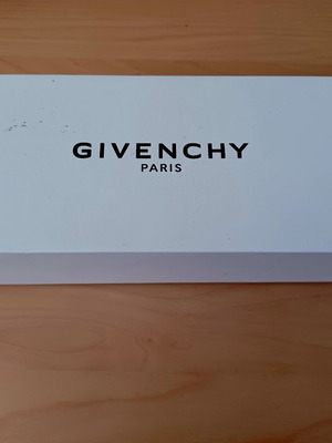 Givenchy hard box like new 10×20