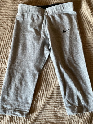 Κολάν Nike καπρι σε καλή κατάσταση, γκρι