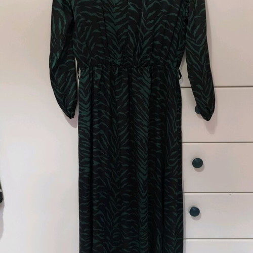 Maxi dress like new with shoulder pads, black and green, size L