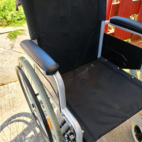 Heavy-duty wheelchair like new