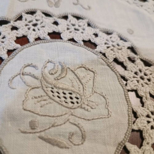 Handmade tablecloth diameter 165 cm like new, beige