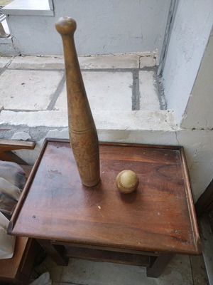 Бейзболна бухалка и топка употребявани, 1960