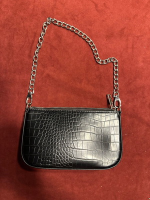 Τσαντάκι ώμου μαύρο με αλυσίδα σαν καινούργιο