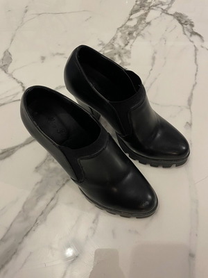 Γυναικεία μποτάκια Νο39 μεταχειρισμένα, μαύρα με χοντρό τακούνι