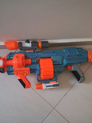 Nerf μεγάλο σαν καινούργιο με φακό, σκοπευτήριο και κουτί για σφαίρες