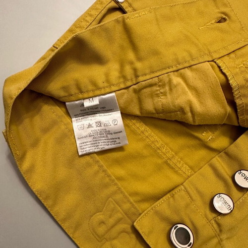 Humor shorts size M yellow like new