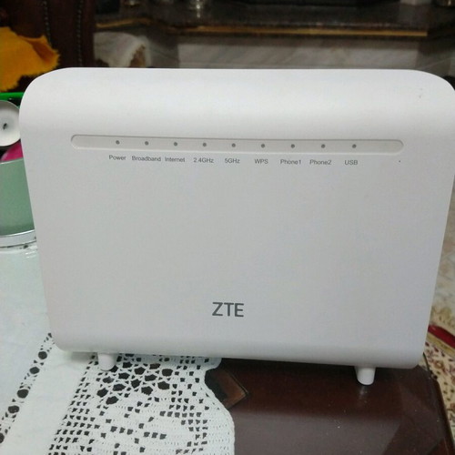 ZTE ZXHN H288A router like new, dual band 2.4GHz/5GHz