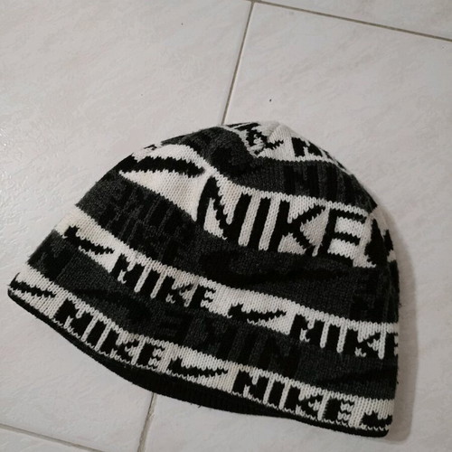 Nike beanie in white, black and grey, like new, unisex