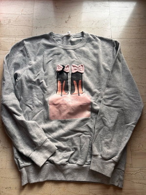 Women's gray sweatshirt like new, size large with shoe print
