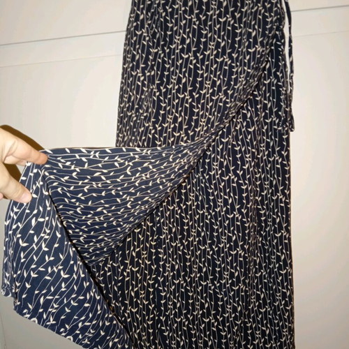 Sempre wrap skirt like new, dark blue with ecru leaf pattern, S/M