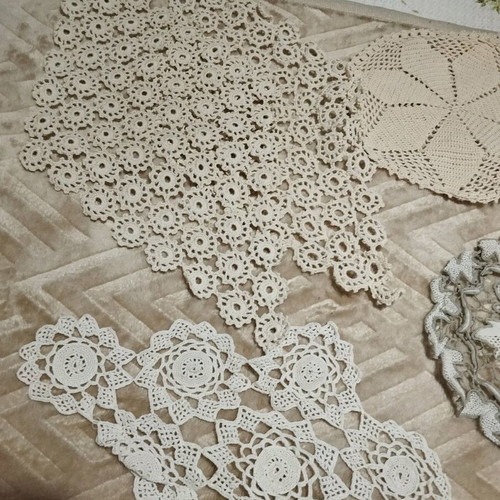 Decorative doilies like new, pack of 12, beige color