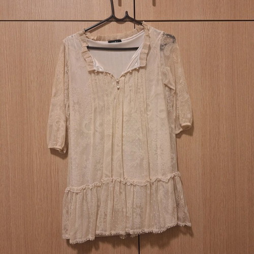 Yuki lace shirt one size like new, white