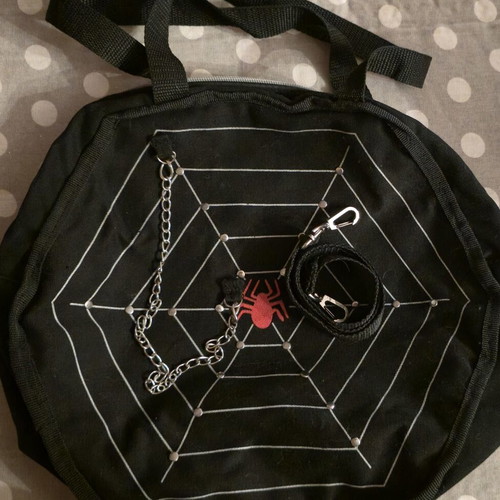 Spiderweb shoulder bag like new, black and red, 77cm strap