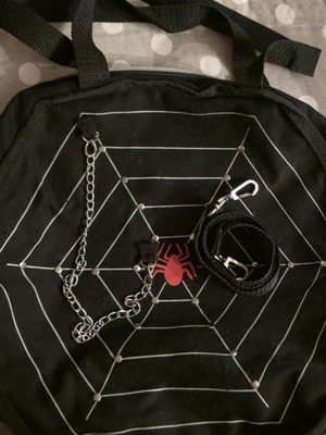 Spiderweb shoulder bag like new, black and red, 77cm strap