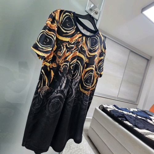 T-shirt size Large like new slim fit, black and yellow