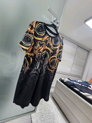 T-shirt size Large like new slim fit, black and yellow