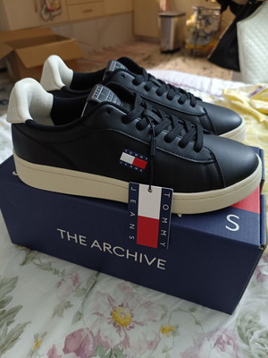 Tommy Jeans Archive Court sneakers new, black with off-white sole